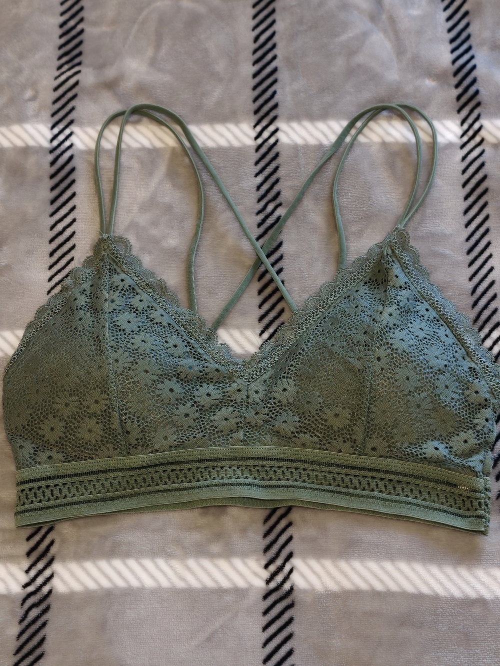 Wireless Green Floral Lace Bralette with Criss-Cross Straps Lightly Padded Small